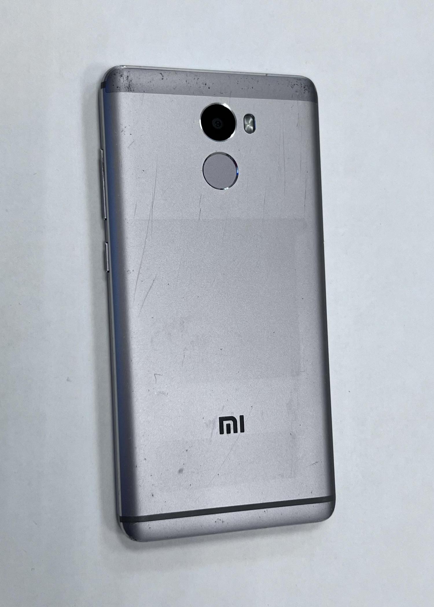 Мобильный телефон . в корпусе серого цвета. серийный номер: ad0b8f0. MEID: 990008352