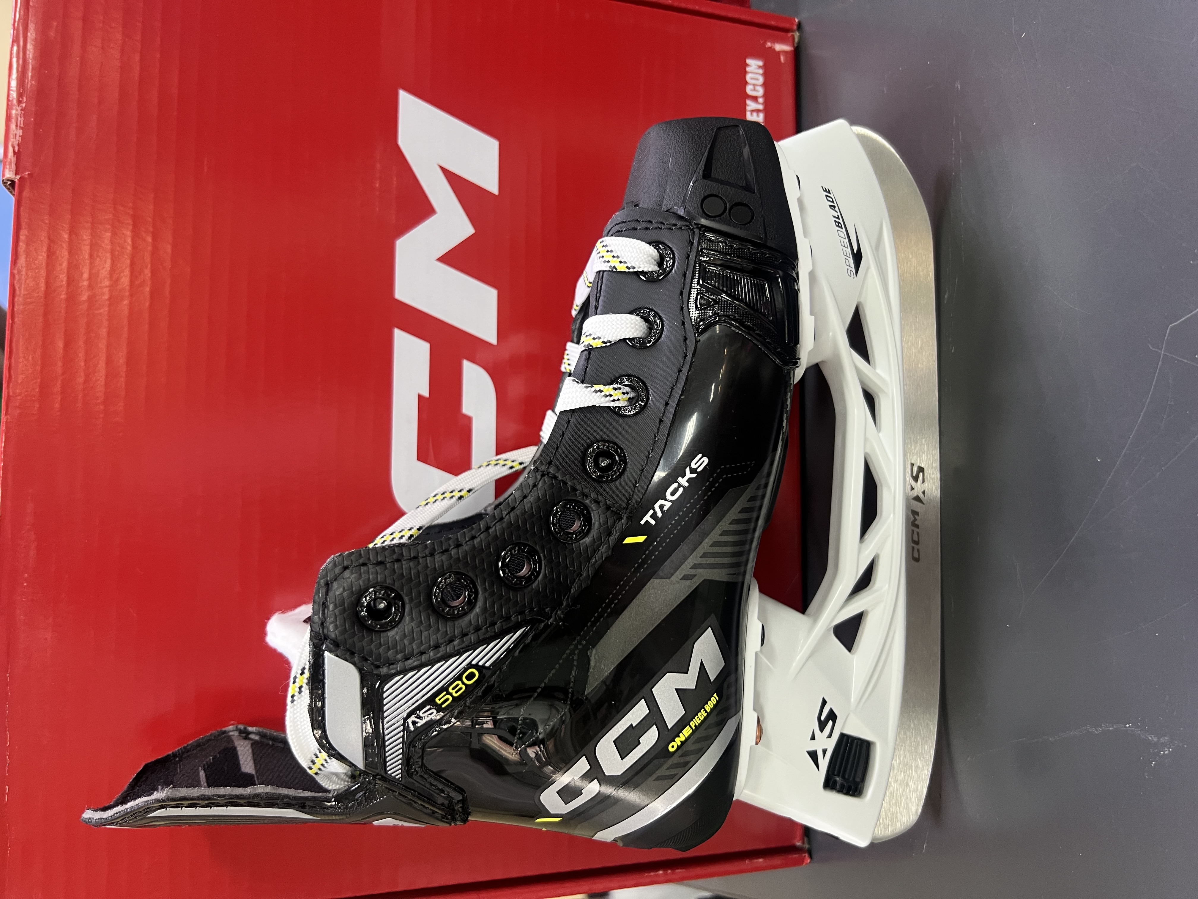 Коньки мужские марки ССМ . черного цвета. разных размеров. артикул 4021440. 4021441. 4021442. 4021443. страна производства Китай. частично упаковка с загрязнениями и повреждениями. частично отсутствует 439