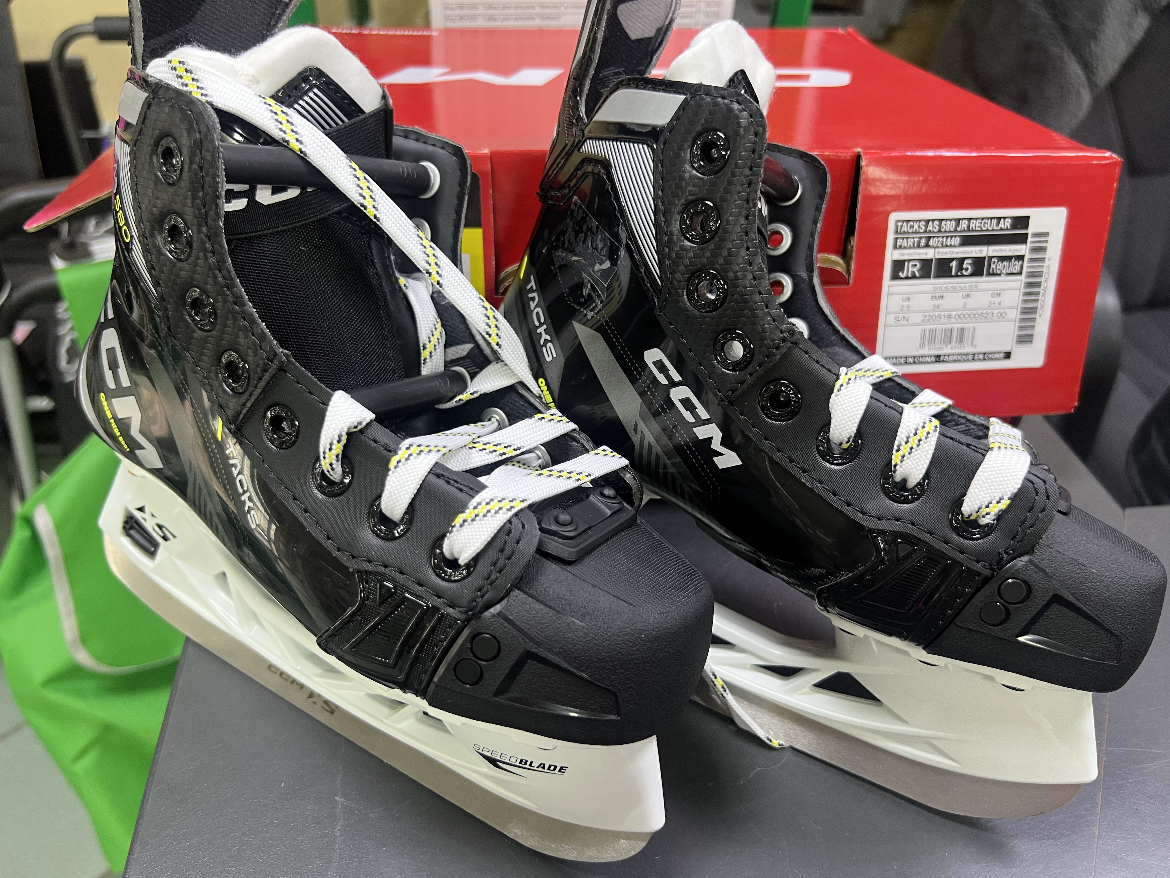 Коньки мужские марки ССМ . черного цвета. разных размеров. артикул 4021440. 4021441. 4021442. 4021443. страна производства Китай. частично упаковка с загрязнениями и повреждениями. частично отсутствует 439