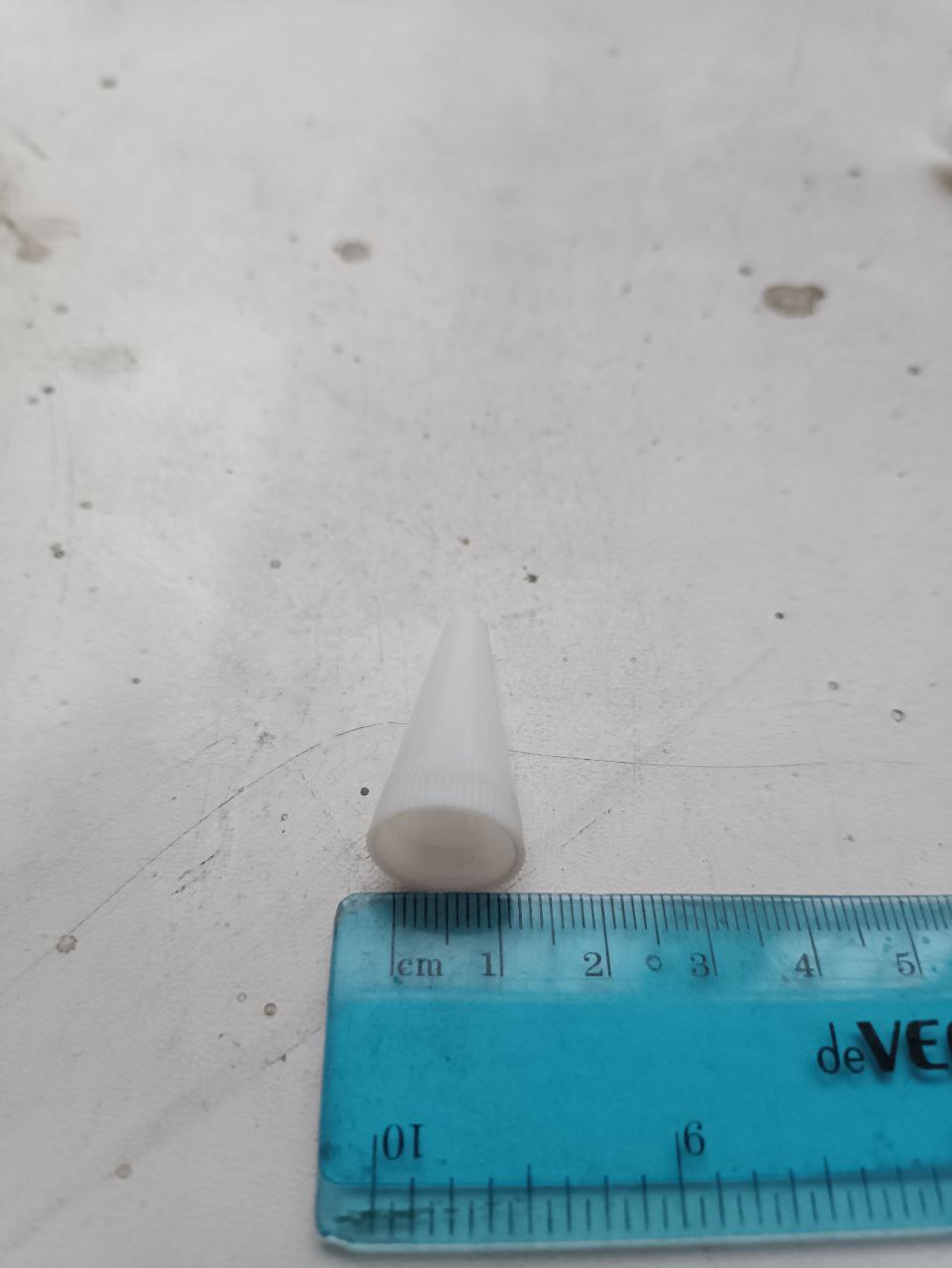 Колпачок пластиковый белого цвета конусной формы. Информация о производителе. стране происхождения и торговой марке отсутствует. Упакован в один мешок белого цвета поврежден. загрязнен.