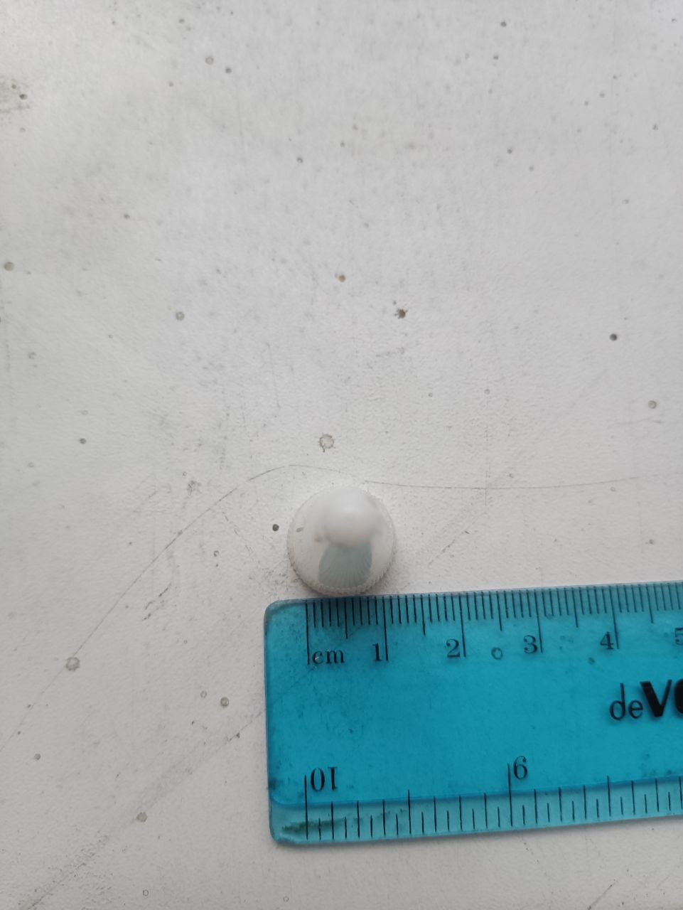 Колпачок пластиковый белого цвета конусной формы. Информация о производителе. стране происхождения и торговой марке отсутствует. Упакован в один мешок белого цвета поврежден. загрязнен.