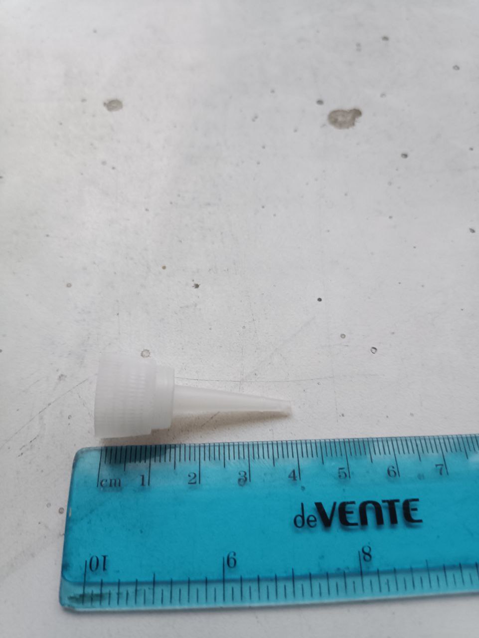 Крышка-дозатор пластиковая белого цвета. Информация о производителе. стране происхождения и торговой марке отсутствует. Упакована в три мешка белого цвета [повреждены. загрязнены).