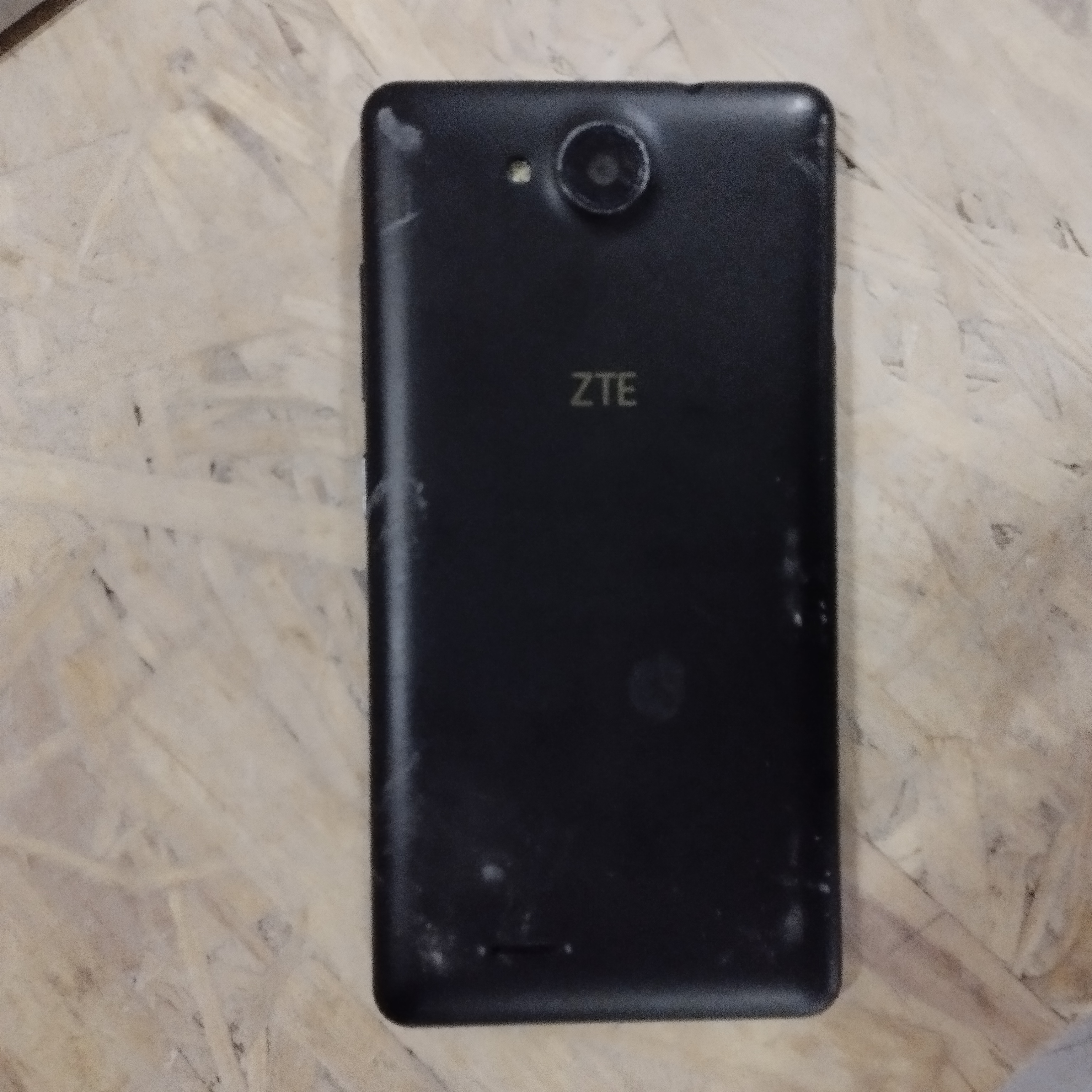 Мобильный телефон ZTE Blade GF3. модель ZTE T320. imei 1: 867754028922478. imei 2: 867754029062472 (установлены по надписи под аккумуляторной батареей). на корпусе черного цвета и экране имеются потертости и царапины. без з/у. б/у