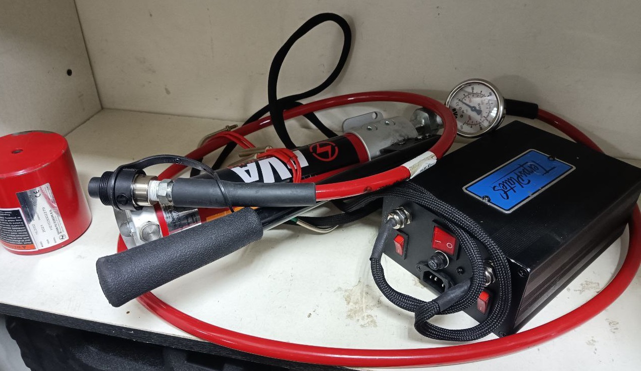 пресс TERPSPLATES модель 125х80. год выпуска 2021. усилие 20 тонн. напряжение 220-240 В. мощность 800 Вт. вес 28 кг (Страна происхождения: ИСПАНИЯ)