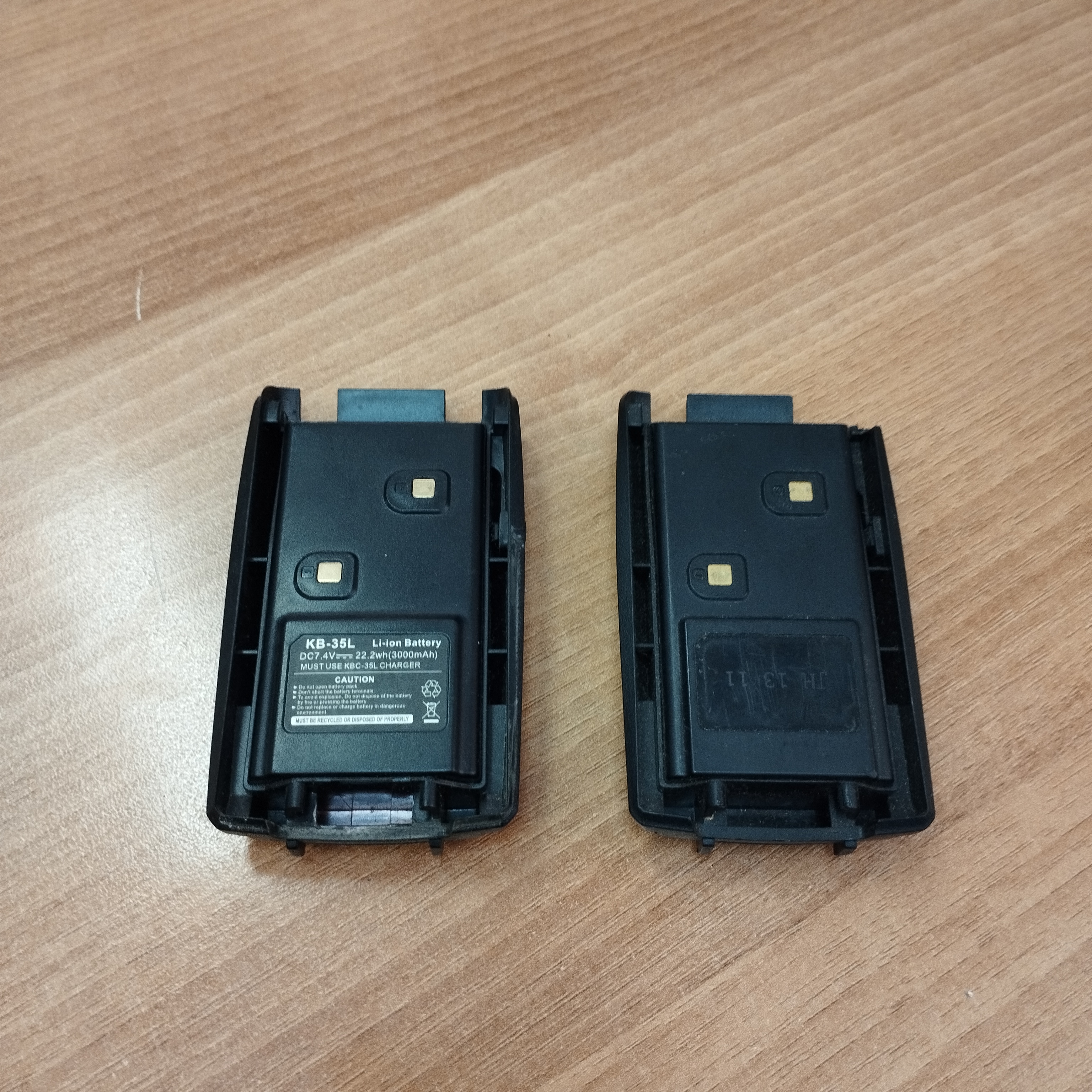 Аккумуляторная батарея KB-35L Li-ion Battery. на корпусе имеются царапины и сколы. в рабочем состоянии. б/у - 1 шт. аккумуляторная батарея (маркировка не установлена. имеется JH 13 11). на корпусе имеются царапины и сколы. в рабочем состоянии. б/у - 1 ш