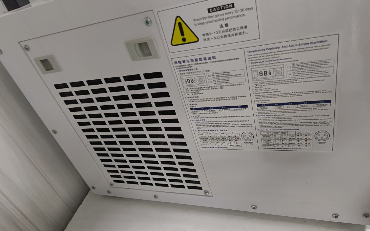 Холодильник (INDUSTRIAL CHILLER). согласно данным на этикетке - model: CW-5200 Voltage: AC 1 PH 220 V Frequency: 50 Hz. Current: 2.4-4.3 A. NOM Cooling: 2010 + 5% W. Rctrigerant: R410A. Net weight: 27 kg Размеры: 60см*42см*70см (В*Г*Ш)Производитель:S...