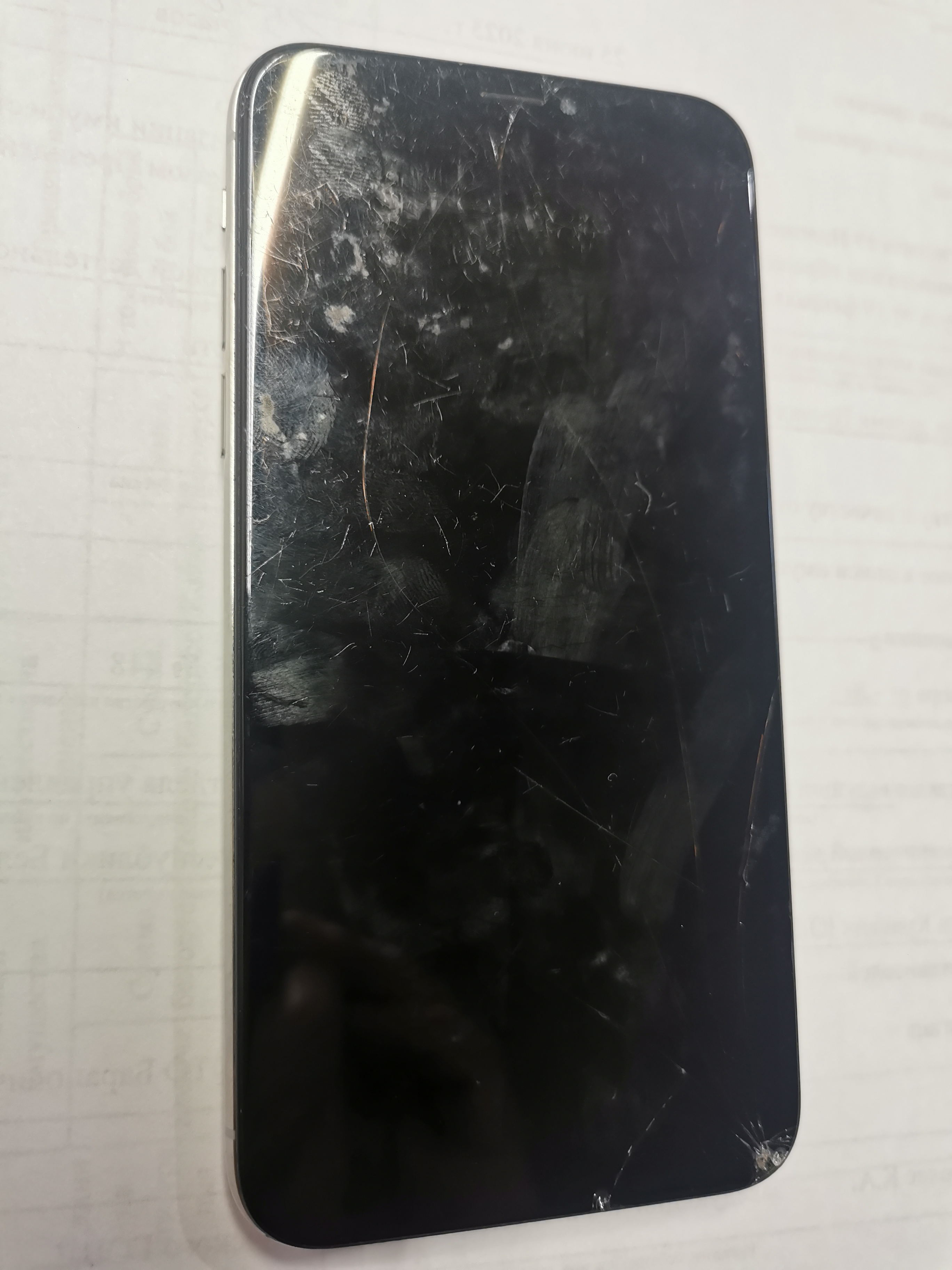 Мобильный телефон iPhone X .модель А1865 . память 256 ГБ. imei: 354841091198175. в корпусе белого цвета. бывший в употреблении. в рабочем состоянии. Дефекты: на корпусе и экране сколы. трещины. потертости и загрязнения. Пароль: 141337