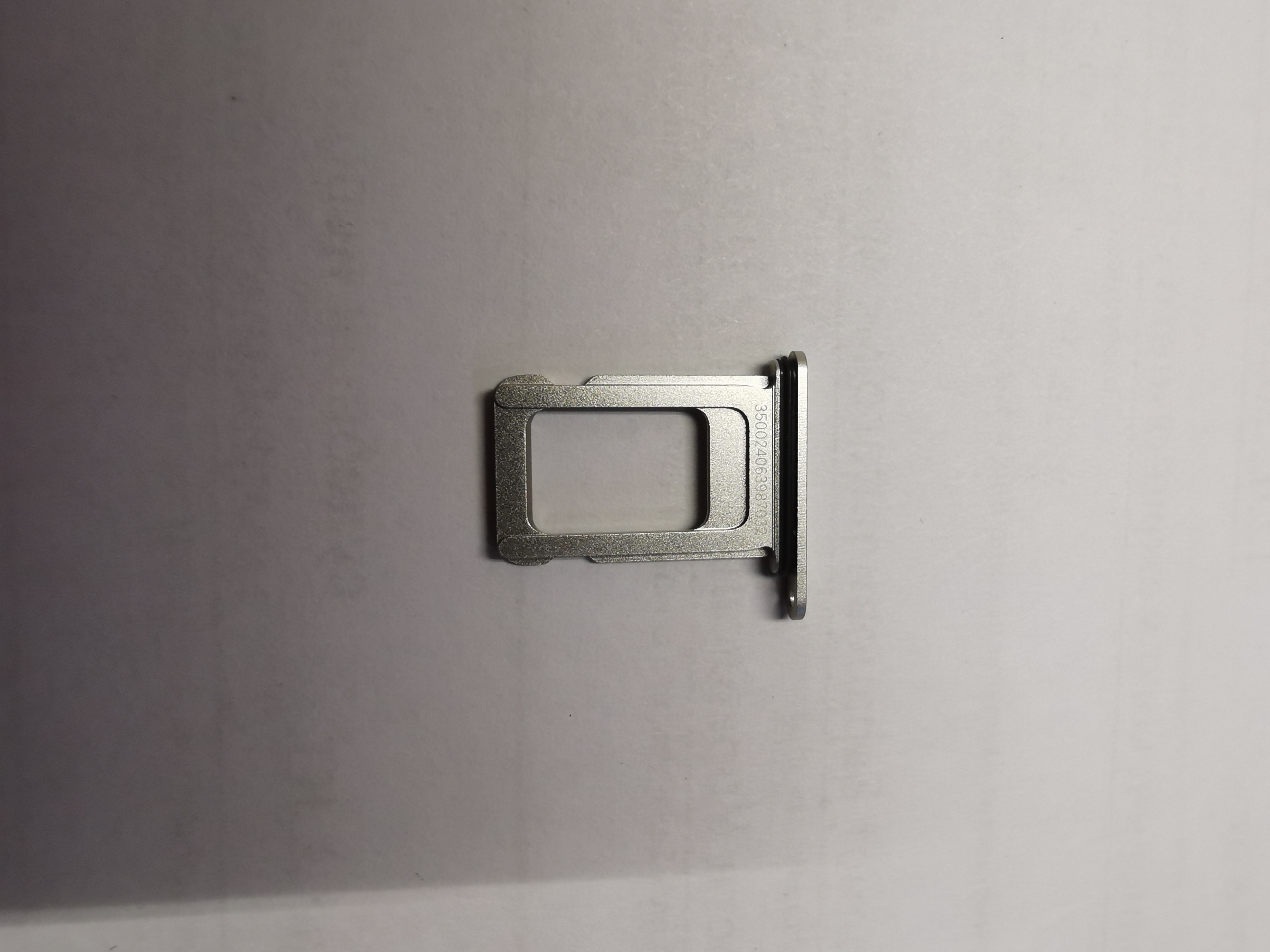 Мобильный телефон iPhone 13 (бывший в употреблении. imei: 350024063987032 (на слоте сим-карты). вход заблокирован паролем. идентификационные характеристики не установлены. Дефекты: задняя крышка разбита. на экране царапины и потертости. Imei1:3500240...