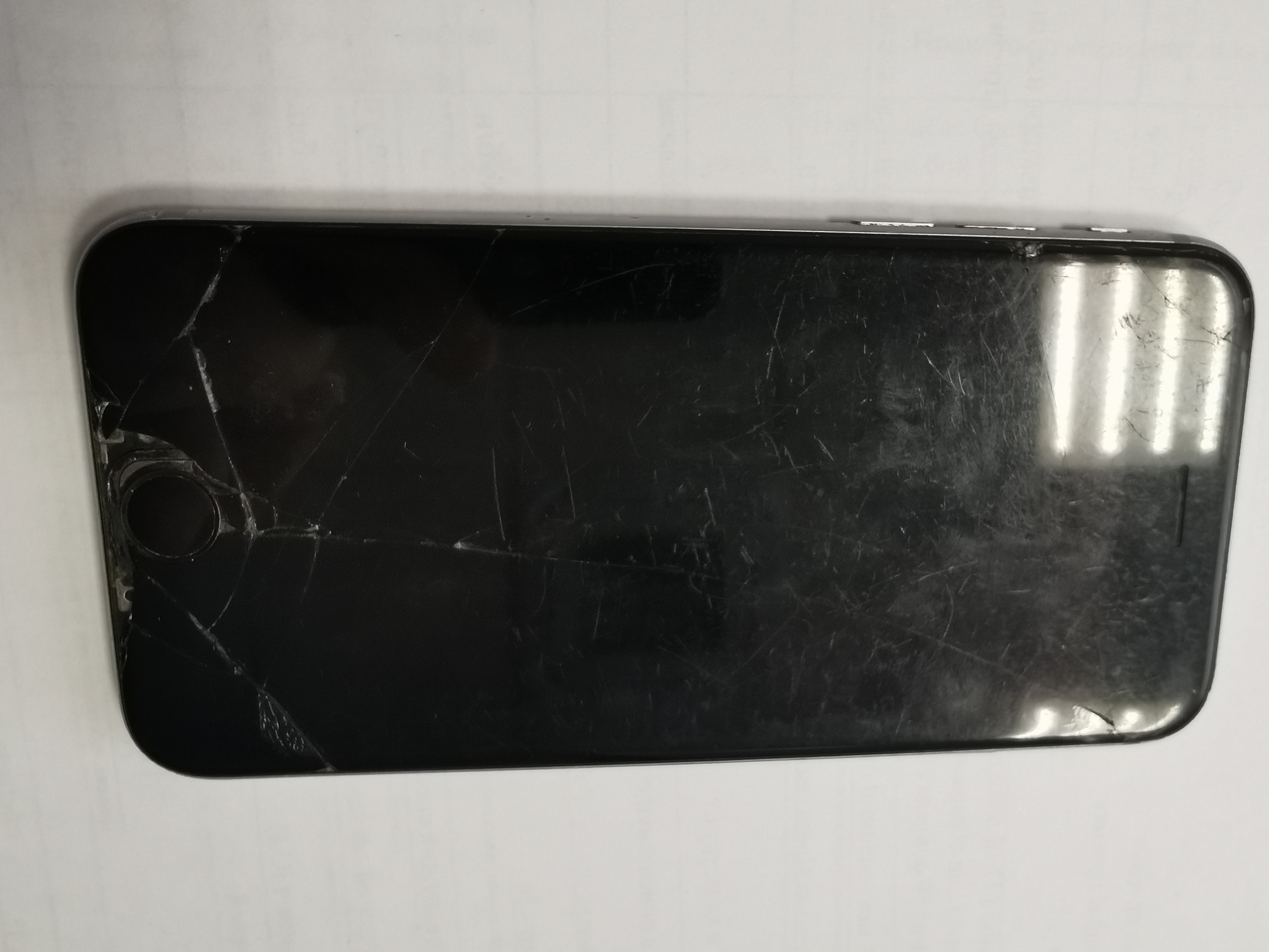 Мобильный телефон iPhone 6s (модель А1688 . память 16ГБ. IMEI: 359483086625238. в корпусе серебристого цвета. бывший в употреблении. в рабочем состоянии. Дефекты: на экране трещины. сколы. отсутствуют фрагменты стекла. на корпусе сколы. царапины.поте...