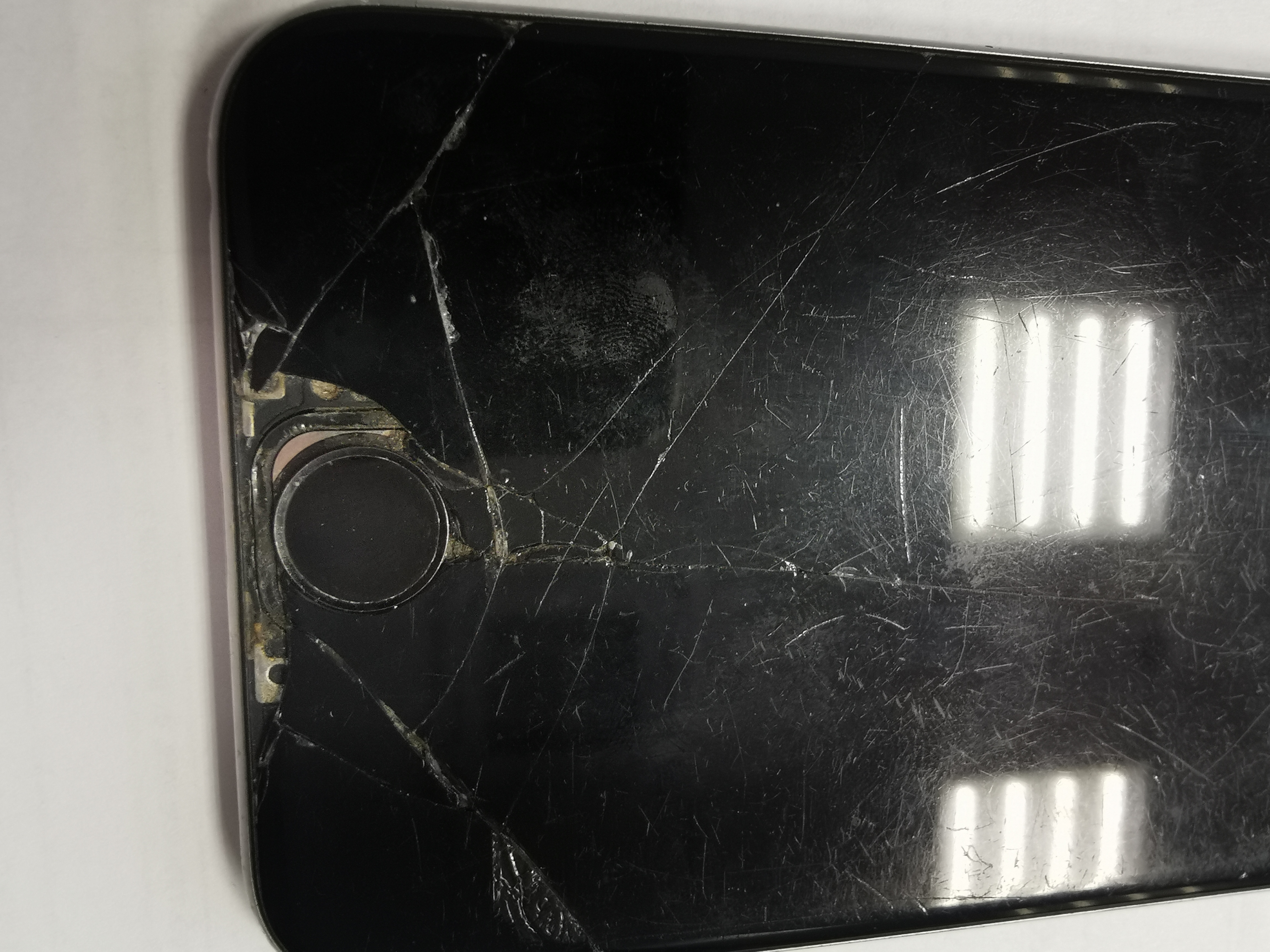 Мобильный телефон iPhone 6s (модель А1688 . память 16ГБ. IMEI: 359483086625238. в корпусе серебристого цвета. бывший в употреблении. в рабочем состоянии. Дефекты: на экране трещины. сколы. отсутствуют фрагменты стекла. на корпусе сколы. царапины.поте...