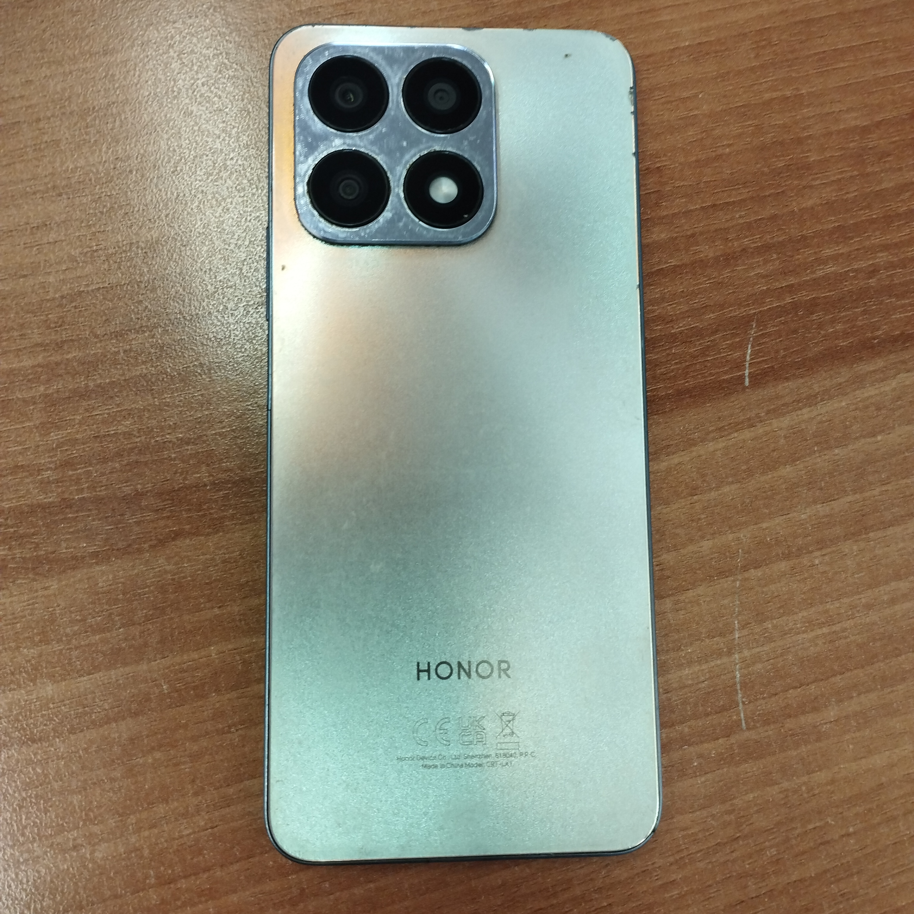 Мобильный телефон HONOR CRT-LX1. imei 1: 863112061984638. imei 2: 863112062024640. в корпусе серого цвета. имеются царапины и сколы по всему корпусу. трещина в центре экрана. задняя крышка частично отклеивается. без зу бу. Для использования в качеств...