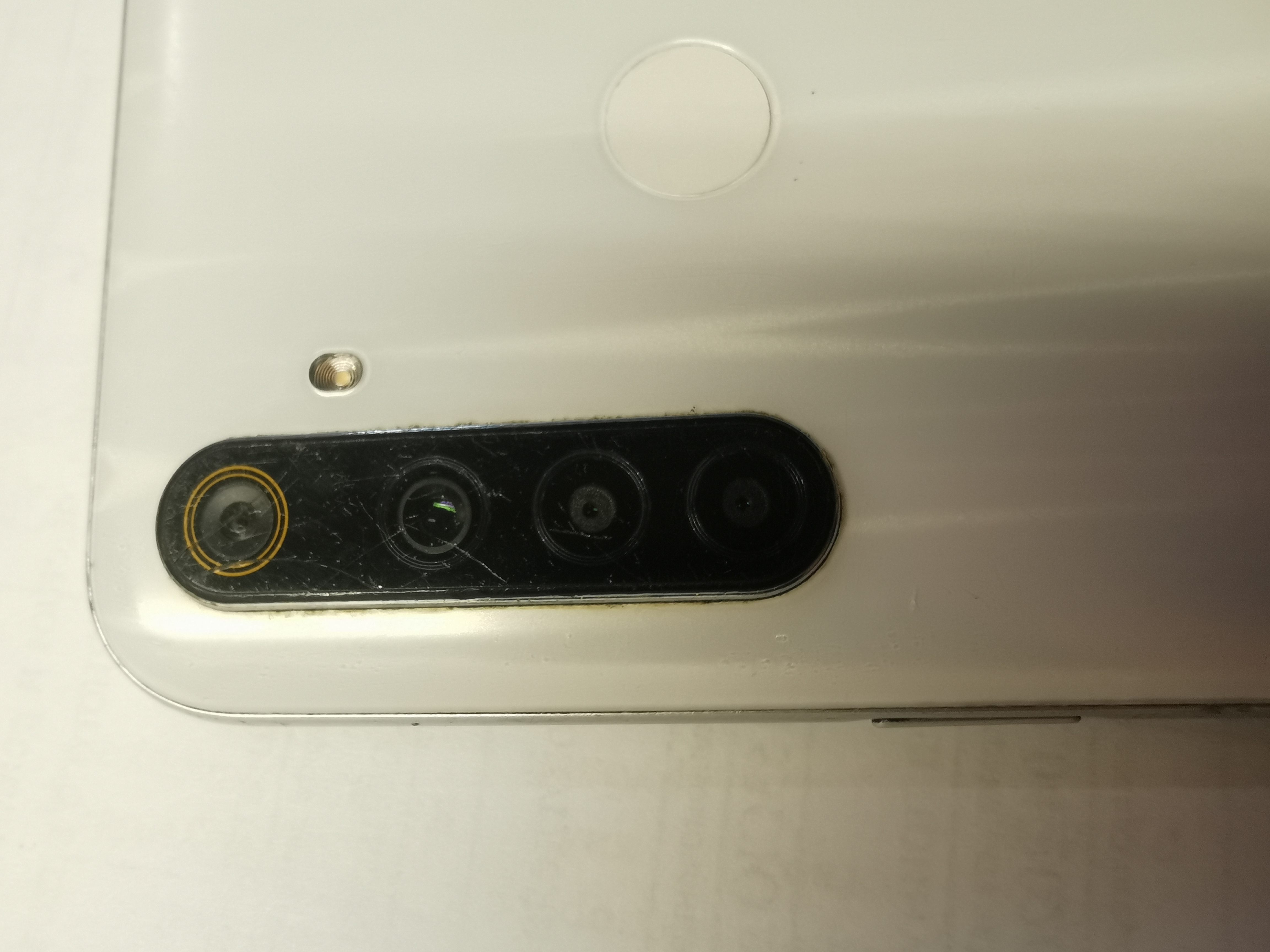 Мобильный телефон Realme 6i (память 64 ГБ. imei1: 868896042251795. imei2: 868896042251787. в корпусе белого цвета. бывший в употреблении. в рабочем состоянии. Дефекты: на экране и камере трещины и сколы. на корпусе сколы. царапины и потертостиВ качес...