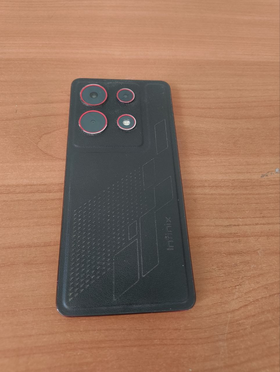 Мобильный телефон Infinix б/у. Infinix NOTE 30 VIP. мод. Infinix X6710. IMEI 1: 350422321977508. IMEI 2: 350422321977516. корпус выполнен из пластика. окантовка телефона красного цвета. задняя крышка черного цвета. одна из камер треснута. шир. 7 см.....
