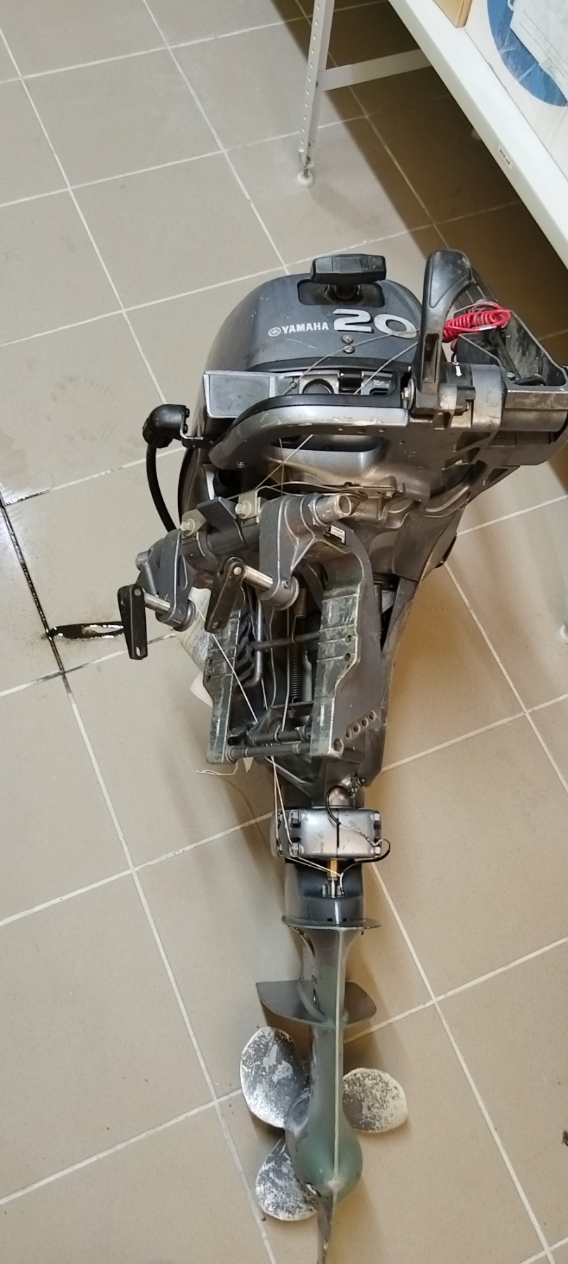 Лодочный мотор YAMAHA four stroke 20 (модель F20BMHS). sn 1024069D. мощность двигателя 20 л.с.. имеются потертости. царапины и загрязнения. б/у