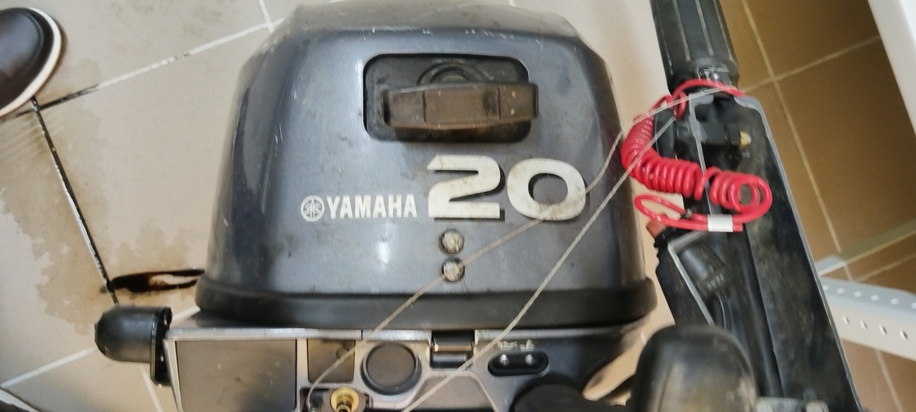 Лодочный мотор YAMAHA four stroke 20 (модель F20BMHS). sn 1024069D. мощность двигателя 20 л.с.. имеются потертости. царапины и загрязнения. б/у