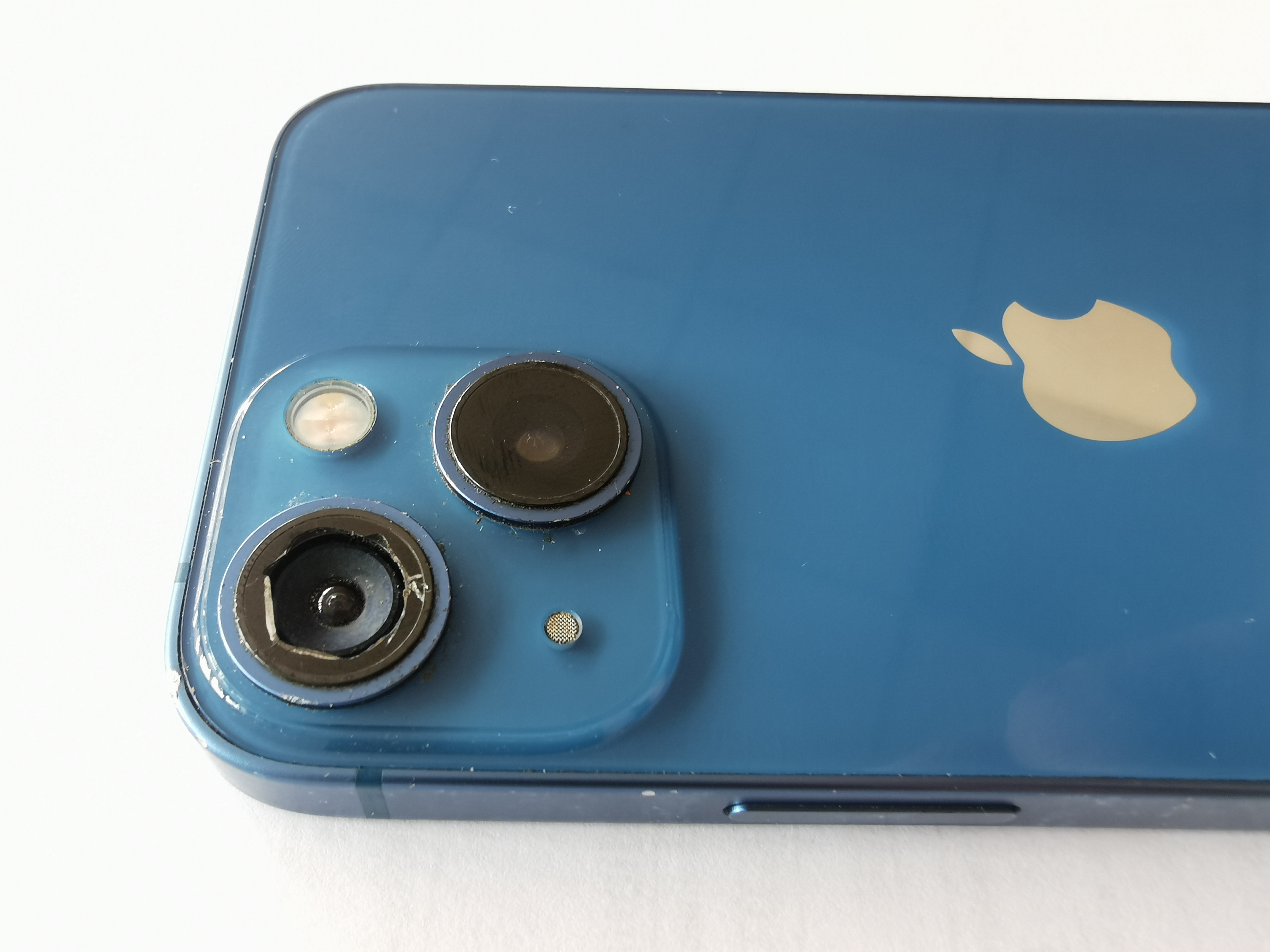 Мобильный телефон iPhone 13 mini модель MLJN3J/A . s/n: FVNH4633TW. память 256 ГБ. IMEI1: 353410577828662. IMEI2: 353410578497525. в корпусе голубого цвета. бывший в употреблении. в рабочем состоянии. Дефекты: на камере отсутствует защитное стекло. н...