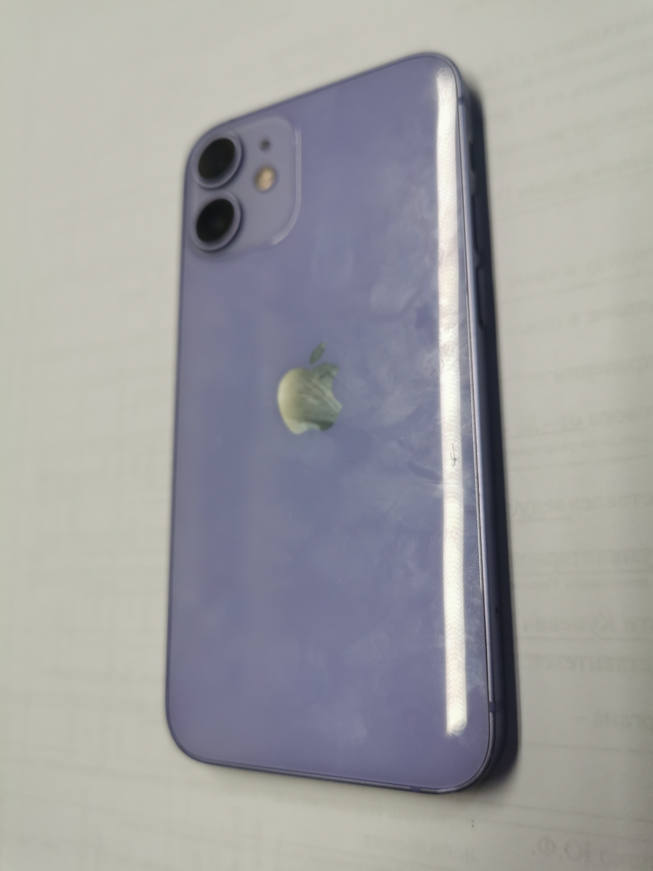 Мобильный телефон iPhone 12 mini память 64 ГБ. IMEI1: 359508533852876. IMEI2: 359508533902598. в корпусе фиолетового цвета. бывший в употреблении. в рабочем состоянии. Дефекты: на экране царапины и потертости. на корпусе сколы. царапины и потертости....