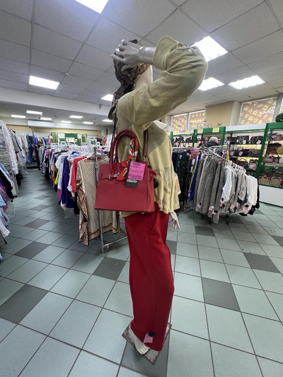 Большой выбор итальянской одежды и брендовых сумок в магазине "Ваш выбор"  Жилуновича, 15