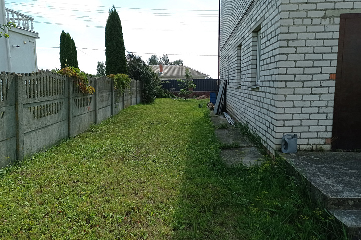 1/2 доли в праве собственности на капитальное строение и 1/2 доли  в праве собственности на земельный участок (Минский район, Новодворский с/с, аг. Новый двор, ул. Молодежная, 37)