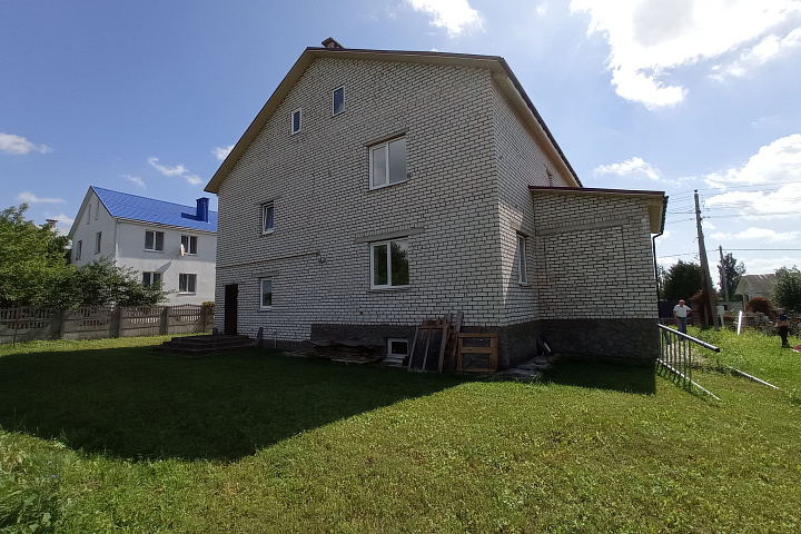 1/2 доли в праве собственности на капитальное строение и 1/2 доли  в праве собственности на земельный участок (Минский район, Новодворский с/с, аг. Новый двор, ул. Молодежная, 37)