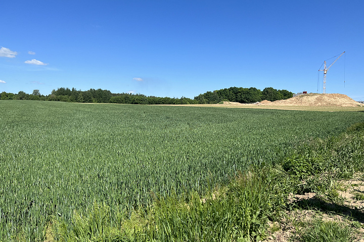 1/2 доли в праве собственности на земельный участок, расположенный по адресу: Минская область, Минский район, Сеницкий с/с, д. Сеница