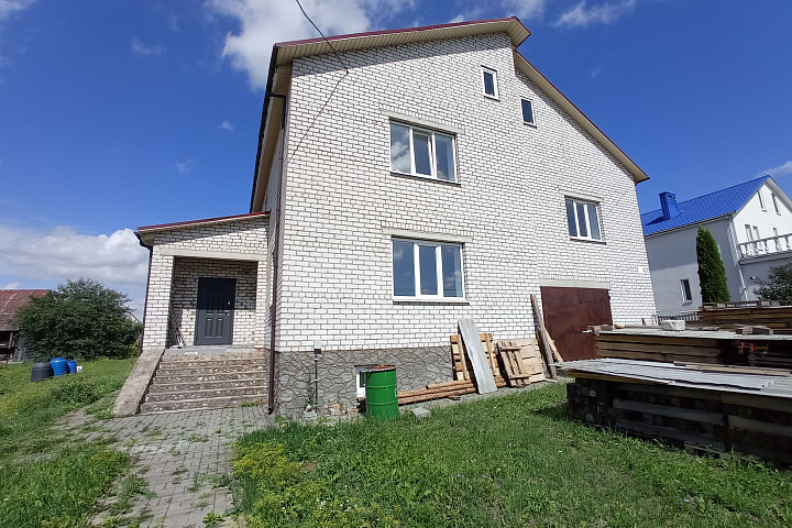 1/2 доли в праве собственности на капитальное строение и 1/2 доли  в праве собственности на земельный участок (Минский район, Новодворский с/с, аг. Новый двор, ул. Молодежная, 37)