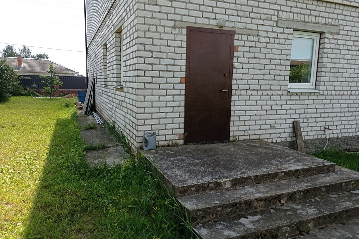 1/2 доли в праве собственности на капитальное строение и 1/2 доли  в праве собственности на земельный участок (Минский район, Новодворский с/с, аг. Новый двор, ул. Молодежная, 37)