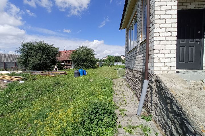 1/2 доли в праве собственности на капитальное строение и 1/2 доли  в праве собственности на земельный участок (Минский район, Новодворский с/с, аг. Новый двор, ул. Молодежная, 37)