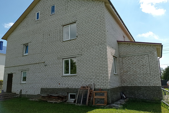 1/2 доли в праве собственности на капитальное строение и 1/2 доли  в праве собственности на земельный участок (Минский район, Новодворский с/с, аг. Новый двор, ул. Молодежная, 37)