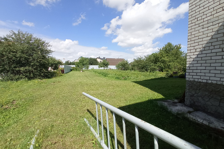 1/2 доли в праве собственности на капитальное строение и 1/2 доли  в праве собственности на земельный участок (Минский район, Новодворский с/с, аг. Новый двор, ул. Молодежная, 37)